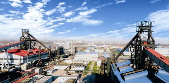 Overview of major Chinese steel production facility under clear sky