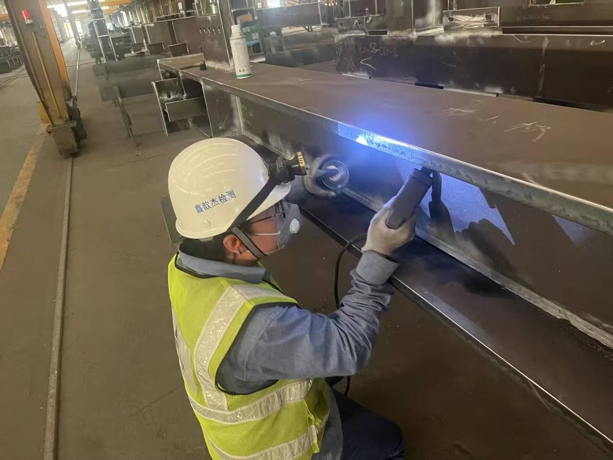 A professional Chinese inspector using a laser measurement tool to check the squareness of cold steel billets.