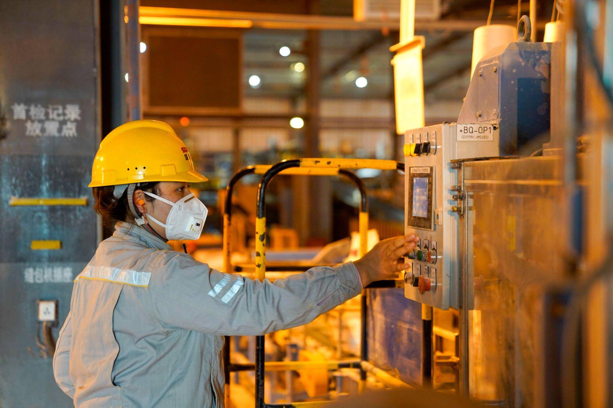 An automated Chinese steel mill production line with finished steel plates being labeled with Israeli export tags and SII certification.